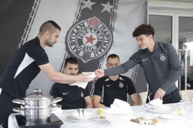 (VIDEO) VELIKI PETAK U PARTIZANU: Crno-beli farbali jaja