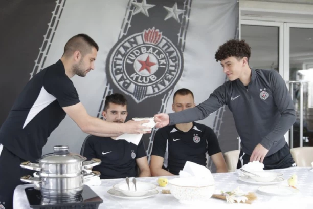 (VIDEO) VELIKI PETAK U PARTIZANU: Crno-beli farbali jaja