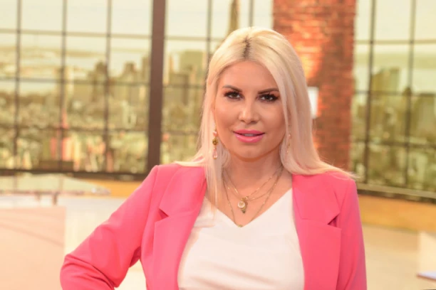 SLAVLJE U DOMU VODITELJKE PINKA: Dea Đurđević sa dečkom obeležila poseban datum!