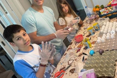 (FOTO) POGLEDAJTE KAKO MINISTAR SINIŠA MALI FARBA JAJA! Ima svesrdnu podršku ćerke i sina!