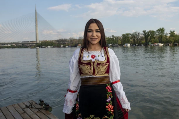 Baba me TERA da se UDAM i da RODIM decu: Aleksandra Mladenović otkrila zašto i dalje nema DEČKA, a zbog ovoga je završila na INFUZIJI!