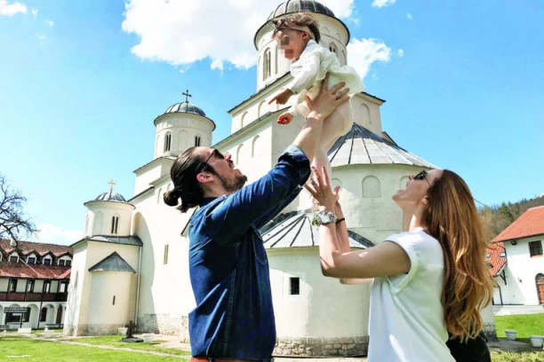 Nikola Rokvić nam otkrio porodični ritual: Vaskršnja liturgija me najviše raduje, pa ručak kod tazbine i roditelja!