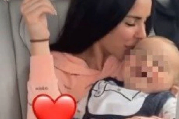 (FOTO) BOGDANA SE SLIKALA SA SINOM: Ekskluzivna fotka majke sa malim Željkom na proslavi rođendana!