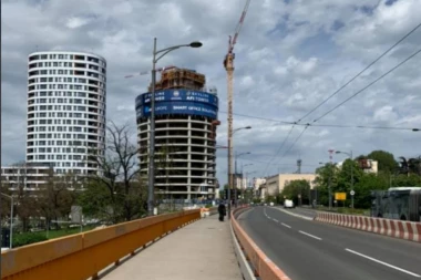 (FOTO) KAO SAV NORMALAN SVET! Patrijarh PORFIRIJE pešači Beogradom BEZ PRATNJE!