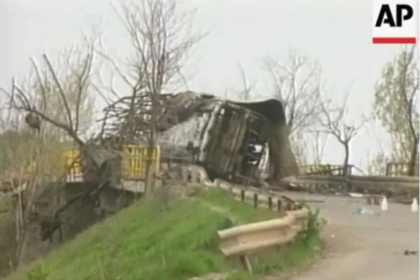 AUTOBUS PUN PUTNIKA I DECE NESTAO JE U TRENU KOD PRIŠTINE! 22 godine od  NATO zločina koji ne smemo da zaboravimo
