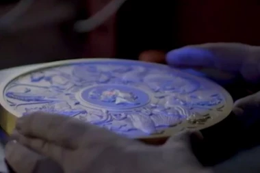 NAJTEŽA KOVANICA U ISTORIJI! Ima 10 kilograma, a vredna 10.000 funti (VIDEO)