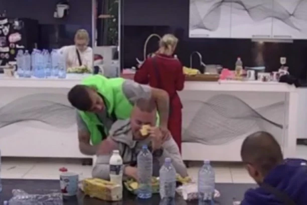 (VIDEO) ZADRUGARU IZLETEO SILIKON U USNI, mora na hitnu INTERVENCIJU!