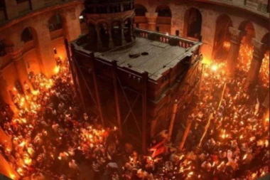 (FOTO) ČUDO U JERUSALIMU! Blagodatni oganj se POJAVIO u Hramu Groba Gospodnjeg!