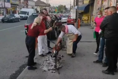 (VIDEO) NE, STVARNO, DA LI JE REALNO?! Domaćini postavili ražanj nasred ulice, SNIMAK ZA NEVERICU!