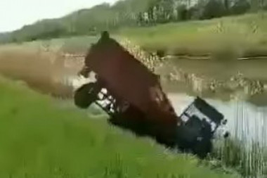 (VIDEO) "E al vozi rakija": Isplivao snimak prevrtanja traktora kod Bačkog Petrovca