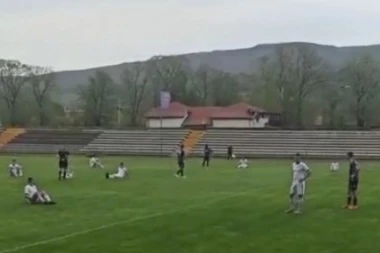 (VIDEO) NE MOŽE BEZ SKANDALA U SRPSKOM FUDBALU: Besni igrači POSEDALI na teren i prekinuli meč!