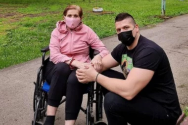 POSETIO MAJKU U BOLNICI! Sloba Radanović sve rasplakao poklonom koji joj je odneo za praznike!