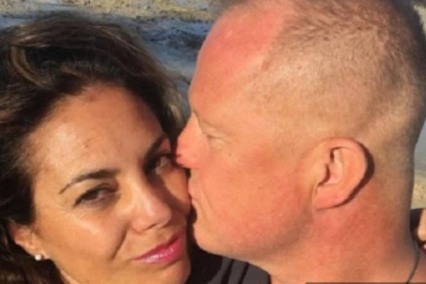 KAD SU VIDELI DEVOJKU SA TETOVAŽOM NA ZADNJICI POBEGLI GLAVOM BEZ OBZIRA! Neobično iskustvo jednog svingerskog para!