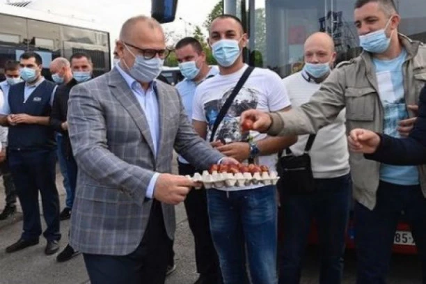 VESIĆ POSETIO RADNIKE GSP-a I SA NJIMA PROSLAVIO USKRS: Bez vas ovaj grad ne bi funkcionisao!