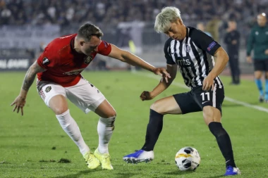 (VIDEO) KLJUČAJU OD BESA: Navijači sa BAKLJAMA UPALI na stadion i traže OSTAVKE