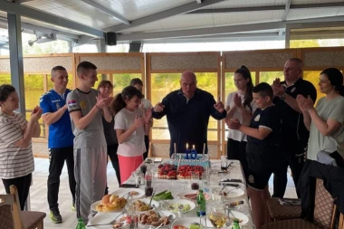 (VIDEO) Palma proslavio Vaskrs i rođendan u krugu porodice, građanima ČESTITAO PRAZNIK