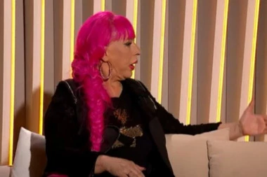 ZORICA BRUNCLIK UDALA ĆERKU, OPŠTENARODNO VESELJE: Pevačica zaigrala KOLO pred kapijom, a evo kako se obukla na svadbi! (FOTO)