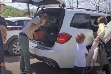 (VIDEO) NOVAK STIGAO DO PIRAMIDA: Odmah je iz gepeka izvukao DVE NEOPHODNE stvari