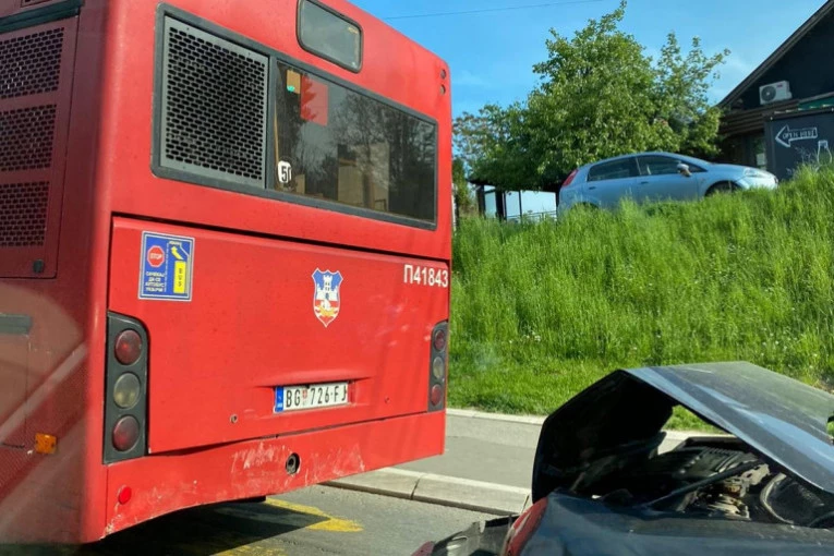 (FOTO) SAOBRAĆAJKA U BEOGRADU: Prilikom sudara oštećen automobil na Paliluli