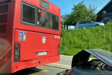 (FOTO) SAOBRAĆAJKA U BEOGRADU: Prilikom sudara oštećen automobil na Paliluli