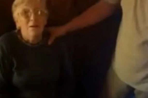 (FOTO, VIDEO) URNEBESNA REAKCIJA BAKE (90) KAD JE SAZNALA DA JE DOBILA 172 MILIONA DOLARA NA LUTRIJI! Evo šta je rekla unicima...!