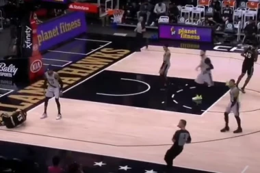 (VIDEO) ZAVRŠIO NA PARKETU: Saigrač pogodio Bogdana LOPTOM U GLAVU