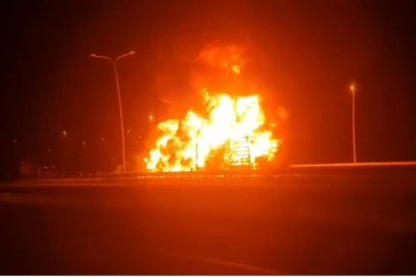(FOTO, VIDEO) PUCALO NA SVE STRANE, TOPLOTNI TALAS SE ŠIRIO STOTINAMA METARA! Požar na auto-putu kod Kaća!
