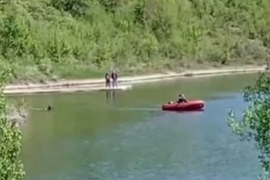 TROGODIŠNJA DEVOJČICA IZAŠLA IZ KUĆE I UPALA U JEZERO! Dok su roditelji gledali kako im nestaje pred očima, dogodio se VELIKI OBRT