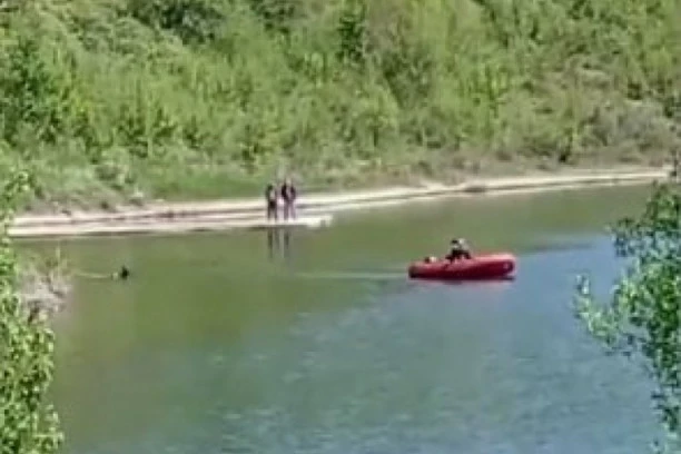 TROGODIŠNJA DEVOJČICA IZAŠLA IZ KUĆE I UPALA U JEZERO! Dok su roditelji gledali kako im nestaje pred očima, dogodio se VELIKI OBRT