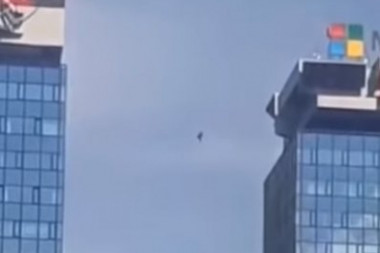 (VIDEO) Prizor od koga se gubi tlo pod nogama: Muškarac hodao po žici između dva nebodera u Sarajevu
