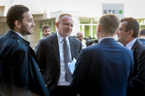 ĐILASOV PATENT: ROS - RAZDRUŽENA OPOZICIJA SRBIJE! U četiri kolone izašli pred predstavnike evroparlamentaraca!