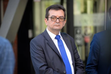 VESELINOVIĆ SE ZBOG POSLANIČKOG MESTA OBRUKAO ZA SVE PARE! Živković: Glup kao njegov šef (FOTO)