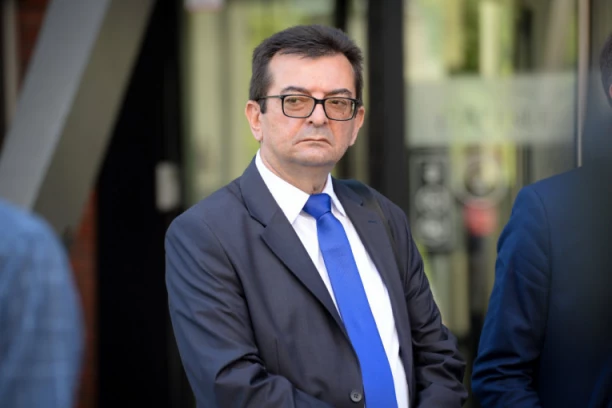 ĐILASOVCI NA SAV GLAS PODRŽAVAJU HRVATSKU: Nema veze što su Tesli zapalili kuću i pobili porodicu, mi PODRŽAVAMO DA GA STAVE NA EVRO!
