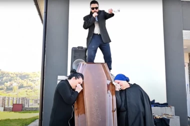 ISMEVAO SAHRANE, IGRAO KOLO I PEVAO OKO SANDUKA: Bosanski jutjuber napravio parodiju od najtužnijeg čina!
