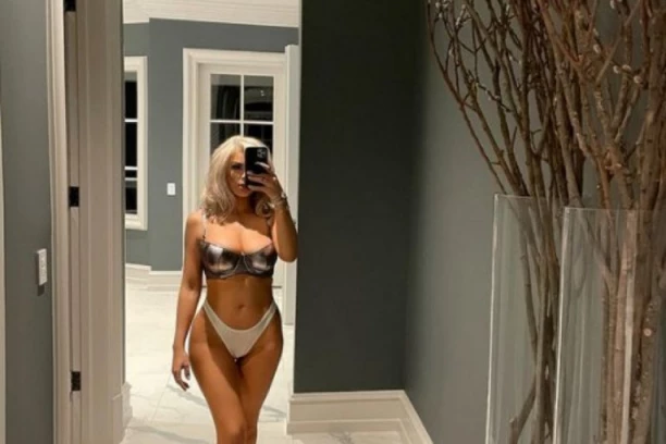 (FOTO) NOVA MERILIN MONRO: STRIPTIZETA i verenica slavnog boksera POŽUDNO OTVORILA USTA!