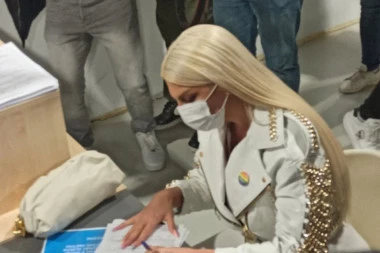 JELENA KARLEUŠA SE VAKCINISALA: Bila je protiv cepiva, a kad je zagustilo došla da primi!