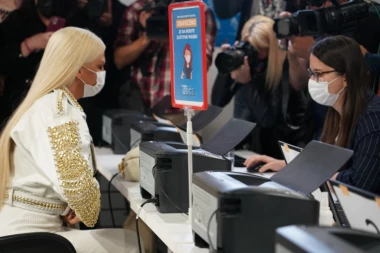 VAŠ SIN JE MRTAV, ŽAO NAM JE: Karleuša zgrozila javnost svojim stavom dok je jedna majka izgubila dete, a sada se PRAVI LUDA!