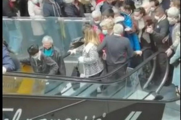 (VIDEO) U STAMPEDU ZA VAUČERE I VAKCINU DEKA IZGUBIO BAKU: Stravične scene u TC Ušće zbog 3.000 dinara