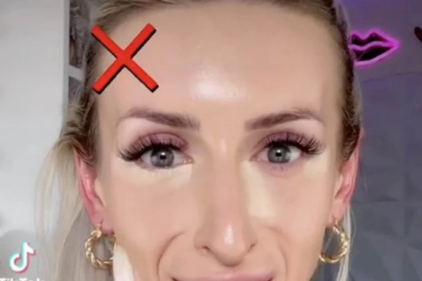 CEO ŽIVOT SE POGREŠNO ŠMINKATE: Šminkerka pokazala TRIK za PRAVILNU upotrebu korektora! PODOČNJACI NESTAJU KAO OBRISANI! (VIDEO)