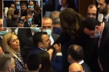 LETELO PERJE U PRIŠTINI: Sukob poslanika zbog dijaloga sa Beogradom, umalo došlo do FIZIČKOG OBRAČUNA (VIDEO)