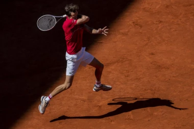 (FOTO) JEZIVO: KRV ŠIKLJALA na sve strane! PREKINUT meč u Madridu