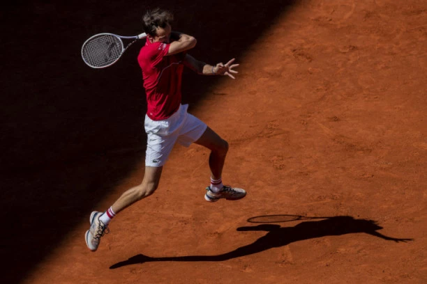 (FOTO) JEZIVO: KRV ŠIKLJALA na sve strane! PREKINUT meč u Madridu