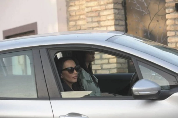 NAŠOJ PEVAČICI SE LICE IZOBLIČILO ZBOG KOREKCIJA: Morala HITNO da ode na intervenciju!