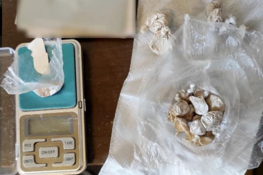 MUŠKARAC U NIŠU PAO ZBOG DROGE: Policija u stanu pronašla nekoliko vrsta opijata!