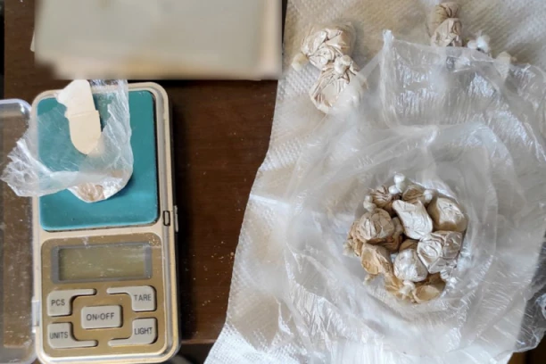 MUŠKARAC U NIŠU PAO ZBOG DROGE: Policija u stanu pronašla nekoliko vrsta opijata!