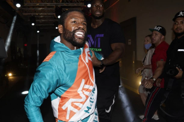 IMA SE, MOŽE SE: Poznati bokser spiskao sedam miliona u prodavnici odeće!