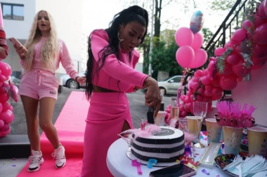 (FOTO, VIDEO) Popularna starleta napravila LOM na PROSLAVI ROĐENDANA: Pogledajte HIT SNIMAK Tijane AJFON!