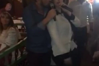 (VIDEO) INDI NAPRAVILA SKANDAL U KAFANI: Pevačica PODIVLJALA uz Mileta Kitića!