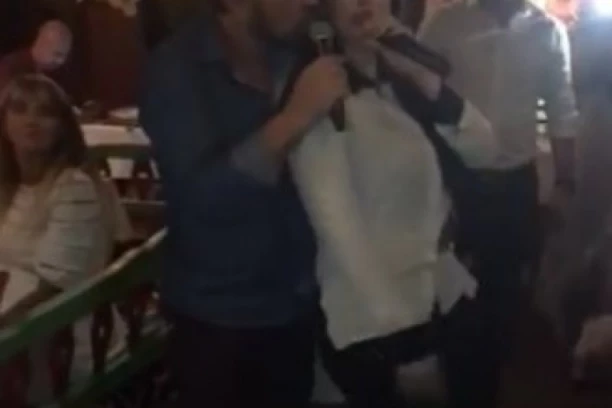 (VIDEO) INDI NAPRAVILA SKANDAL U KAFANI: Pevačica PODIVLJALA uz Mileta Kitića!