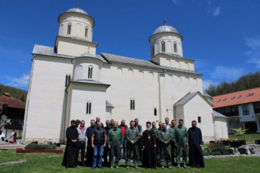 Helikopterska jedinica Vojske Srbije u manastiru Mileševi